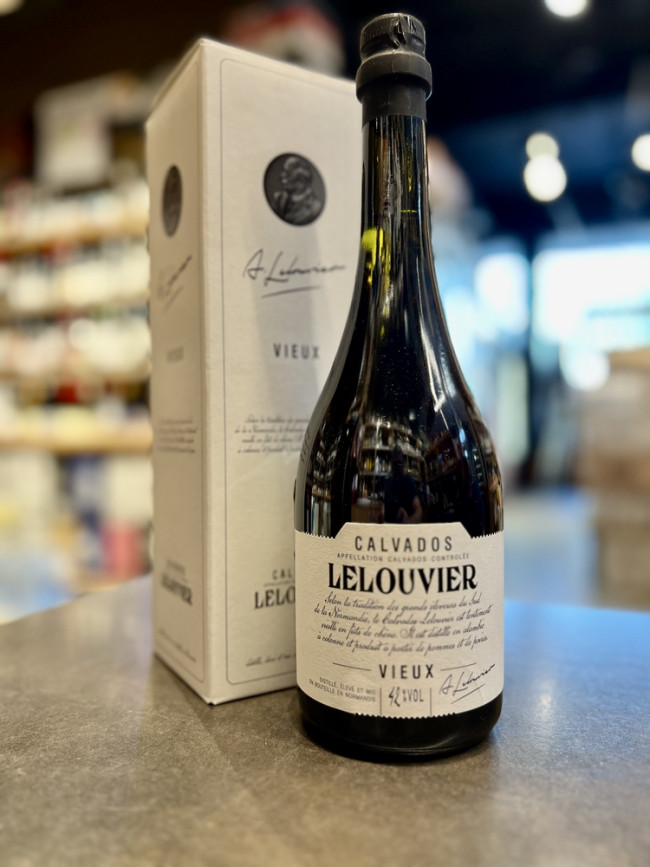 Бренди фруктовый "Кальвадос Лелувье Вьё" Бренди фруктовый "Кальвадос Лелувье Вьё"